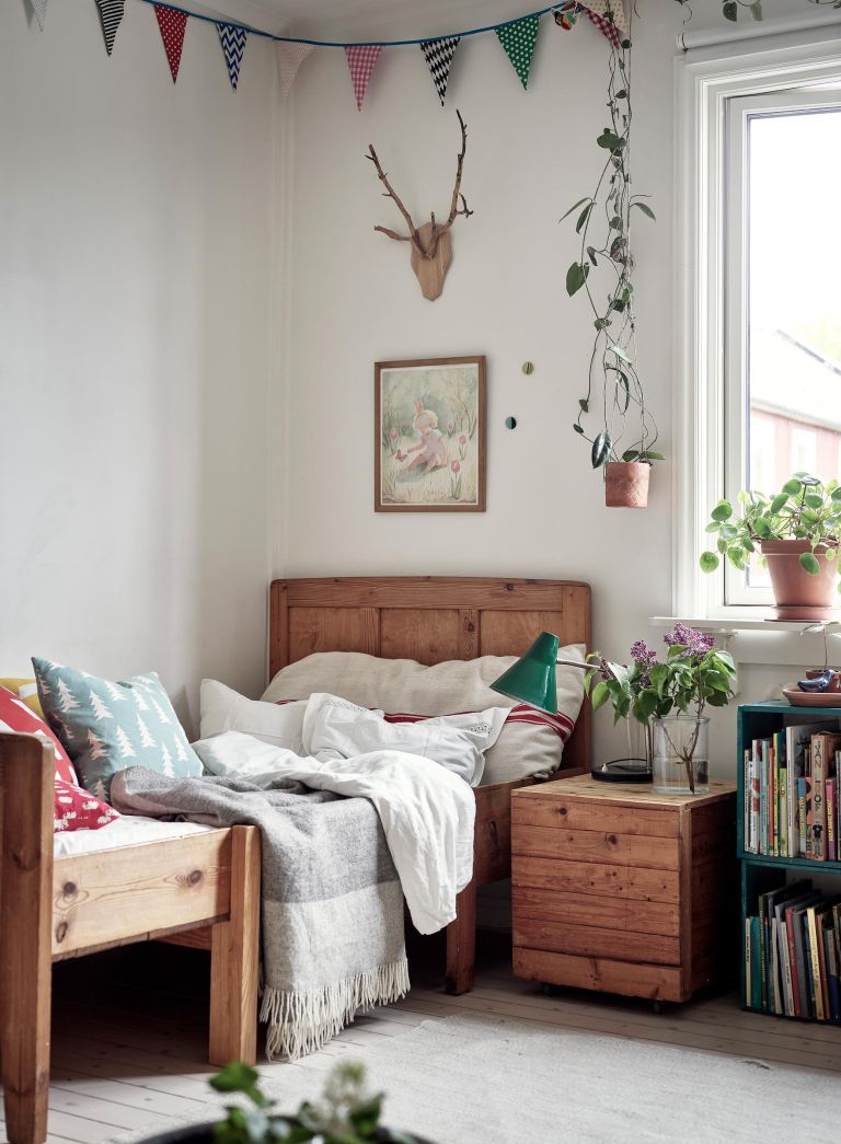 Lastenhuone, jossa on hauskoja väriroiskeita, ja monet kalusteet ovat kierrätettyjä 